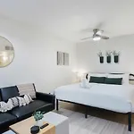 Cozy Newly Renovated King Sofa Bed And Smart Tv
