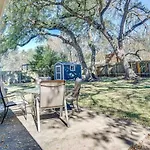 Feels Like Home, Beautiful Yard Near The Domain