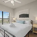 West Campus Oasis 2 Apts Accommodating 14 Guests