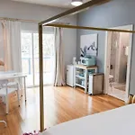 Cute Studio With King Bed - Prime Location