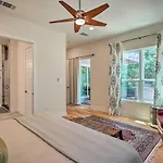 Spacious Getaway With Patio, 3 Blocks To Lake Austin