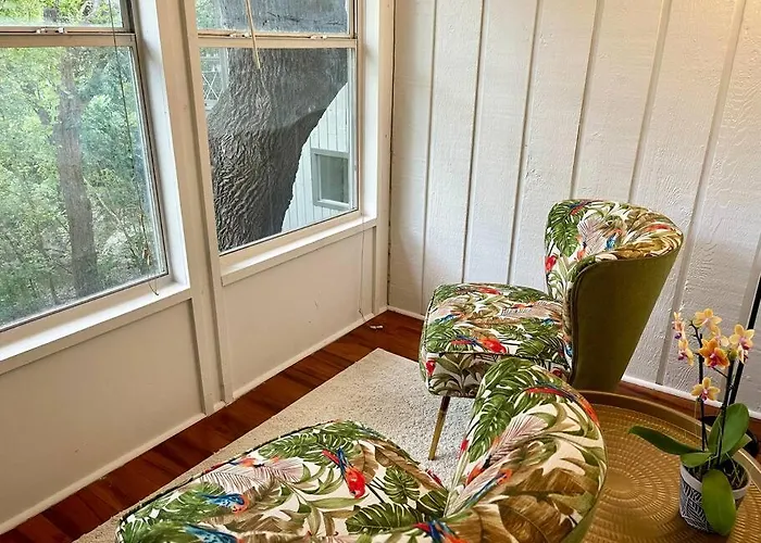 1 Bdrm Poolside Garden Condo
