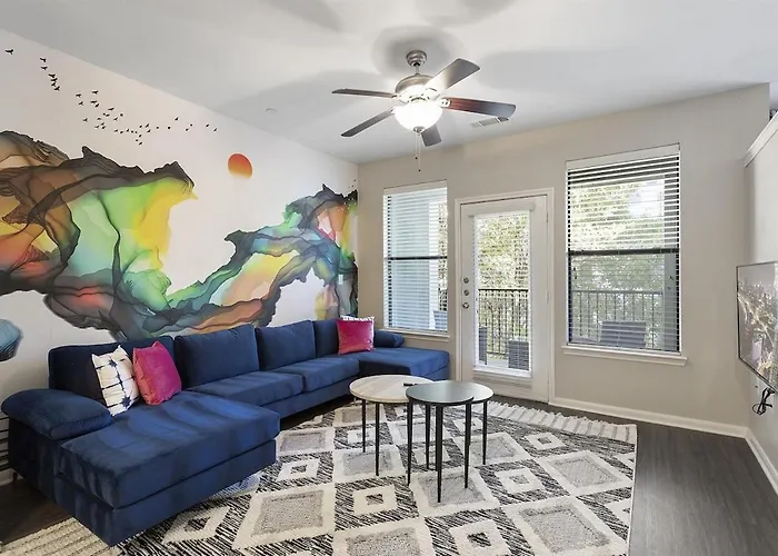 Lux 1B On South Congress Relaxing Pool & Gym