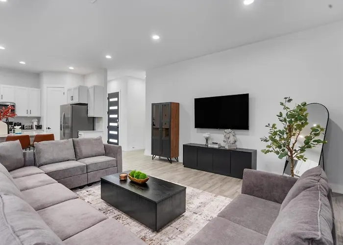 Luxurious Home - Downtown Access - Spacious