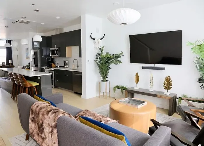 Walk To Downtown Ut Sports Famous Dining And Abundant Nightlife From This Luxury Condo W 3 Restaurants In The Complex