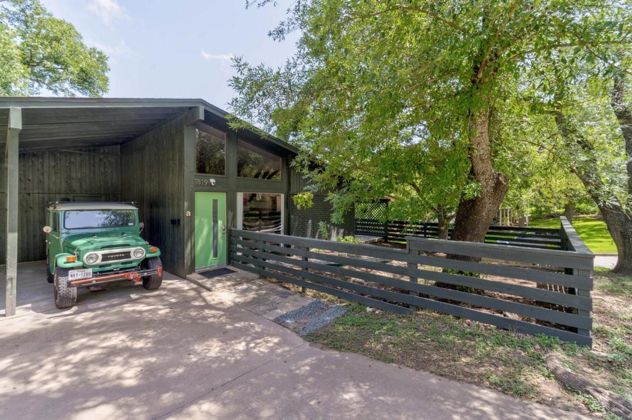 The Avocado Door - A Mid-century Modern Gem ~ Near Soco ~ Fenced Yard ~ Corner Lot Holiday home Austin