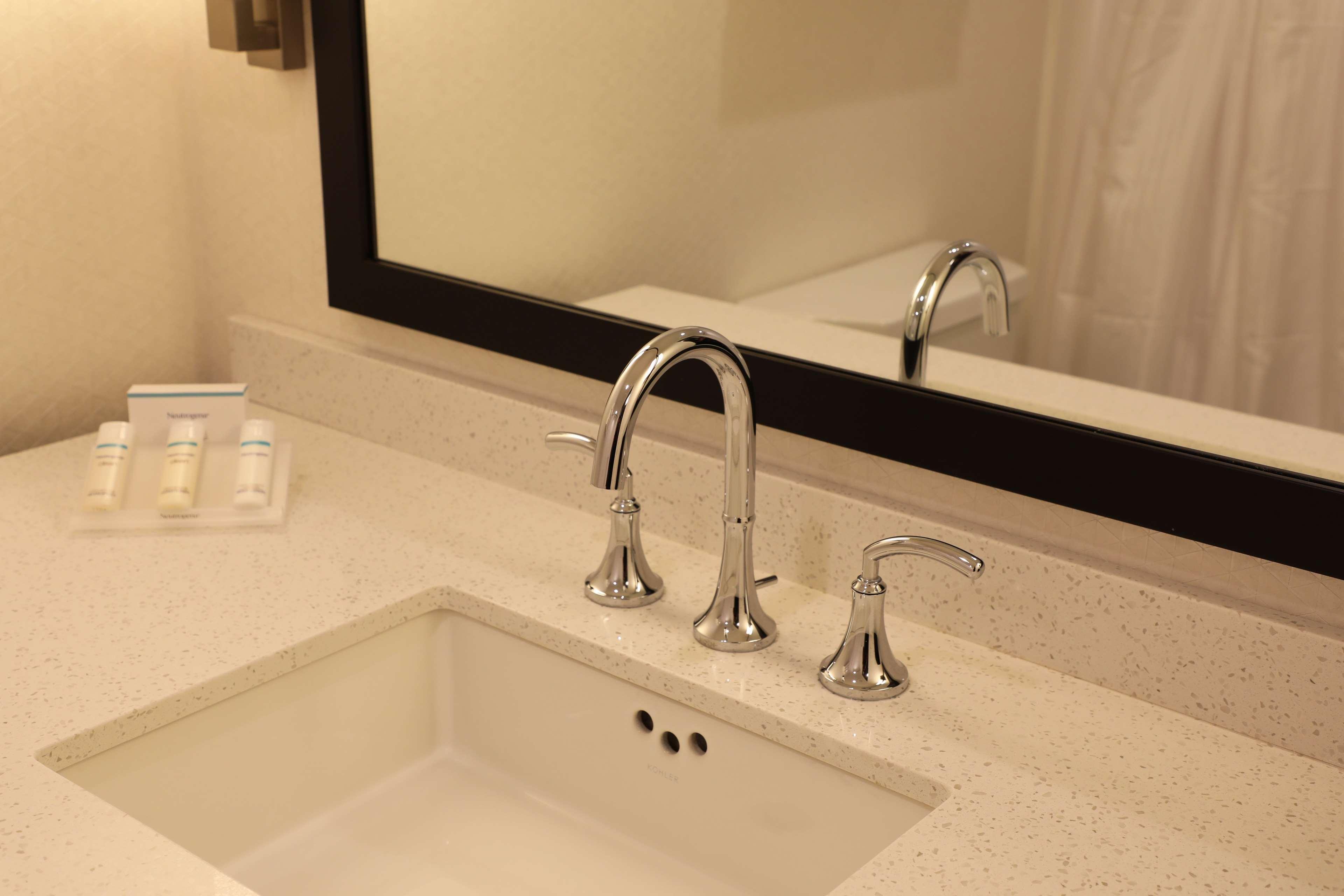 Hilton Garden Airport 3*