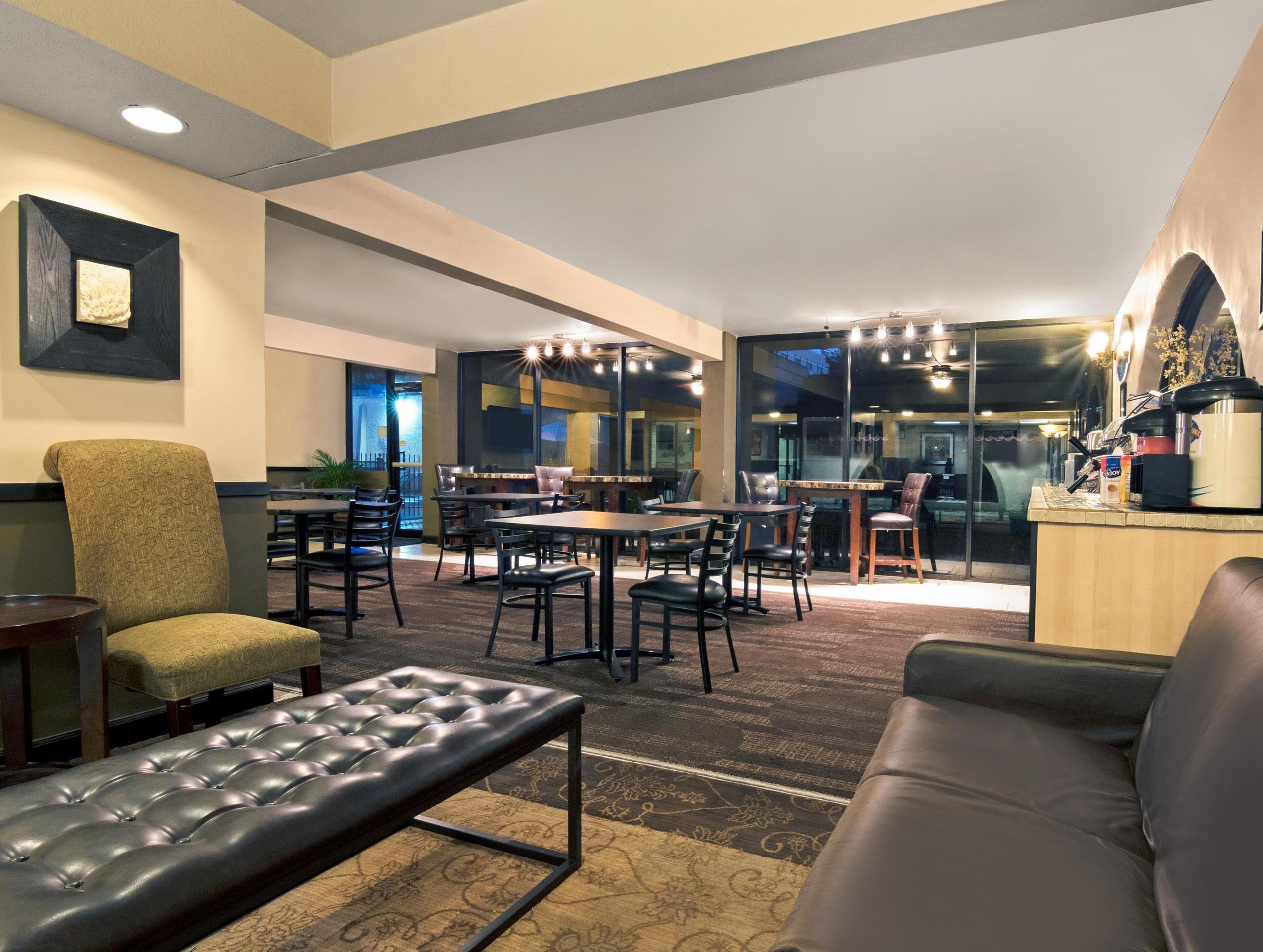 Hotel Ramada By Wyndham South