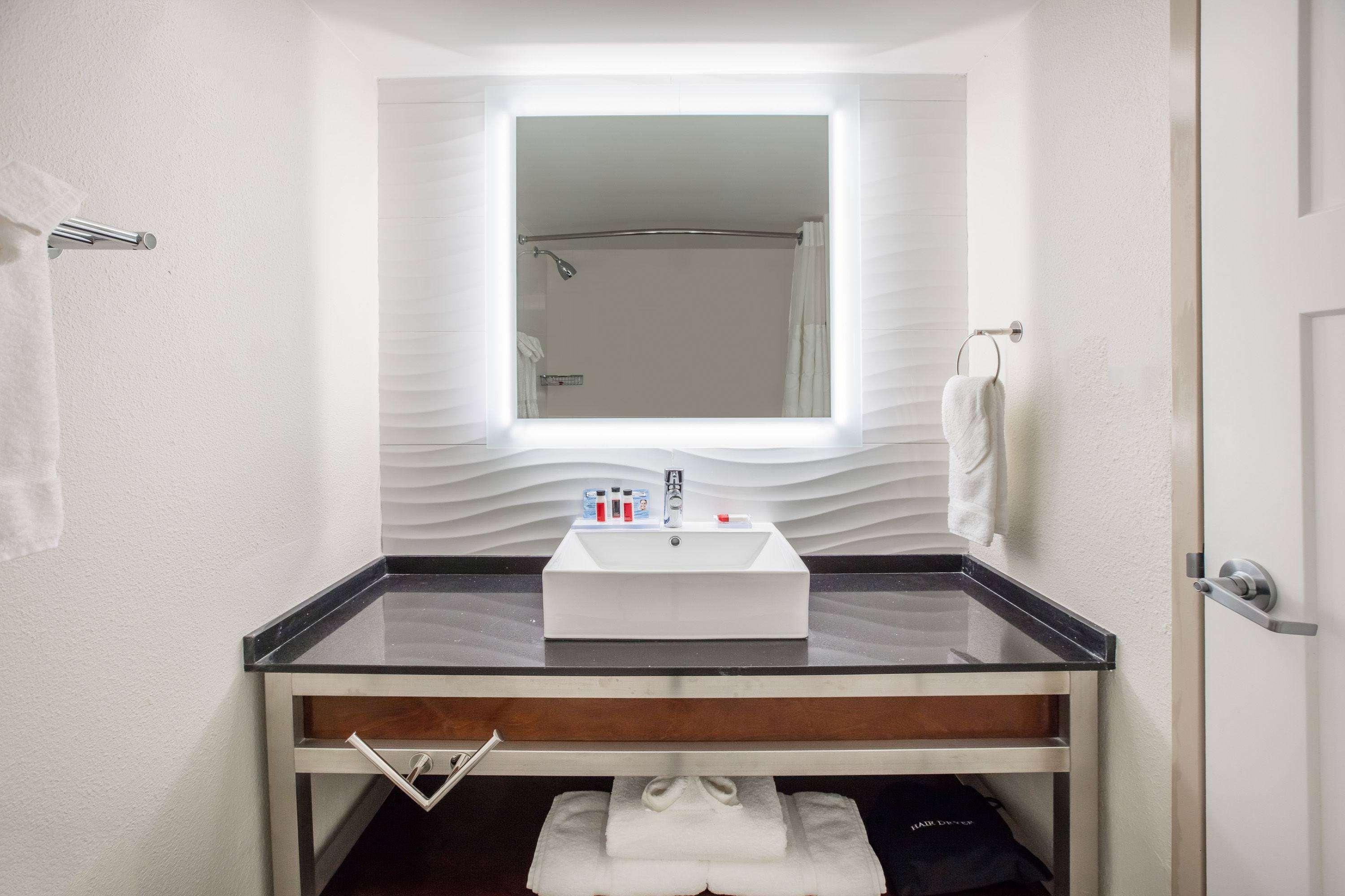 Hotel Ramada By Wyndham South Austin