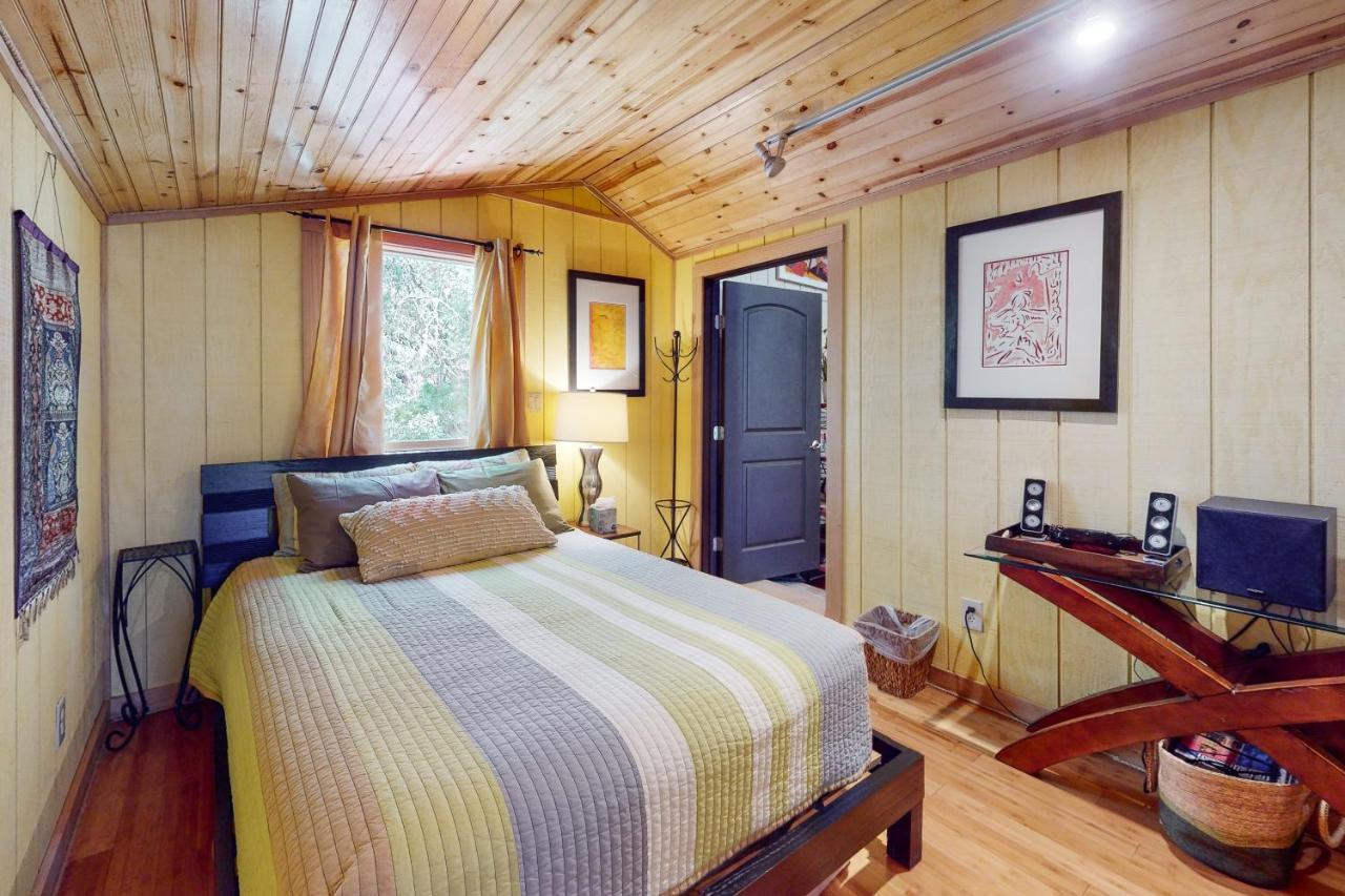 Cabin-style Book House & Writing Barn Austin