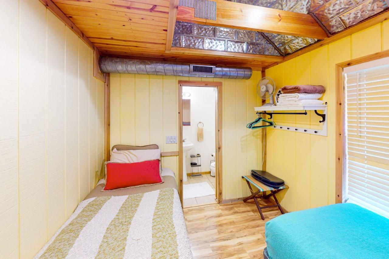 Holiday home Cabin-style Book House & Writing Barn *