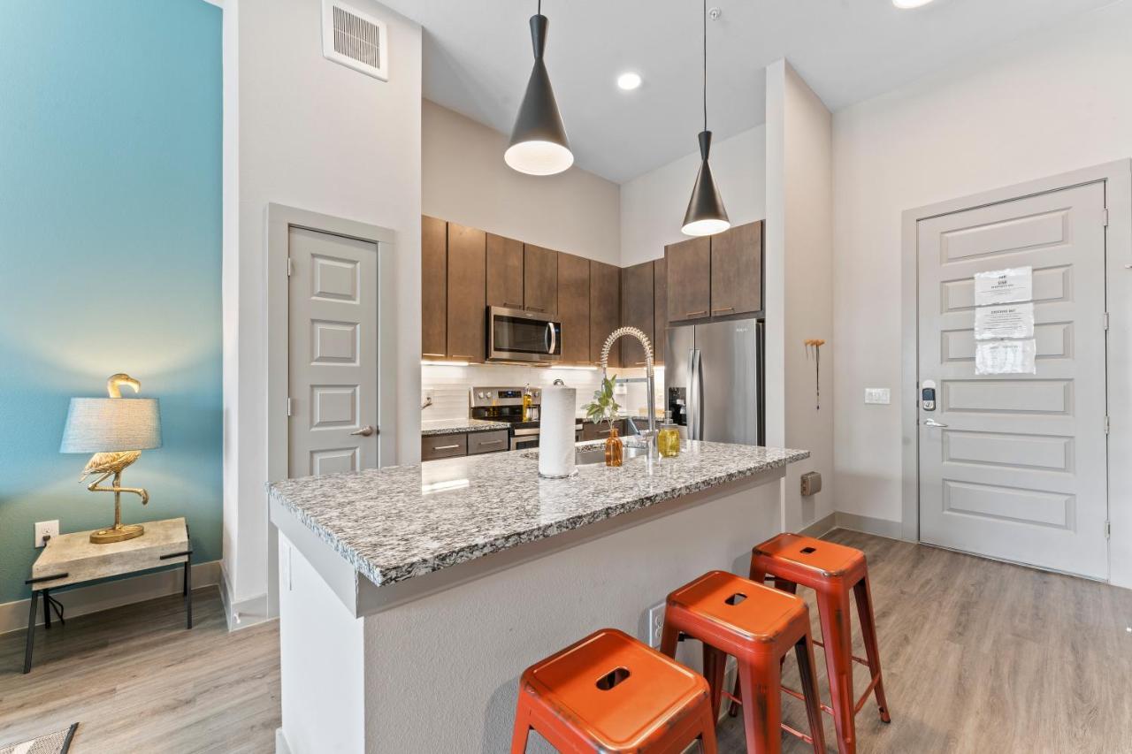 Modern & Chic 1br Luxury Apts Close To Downtown & Airport *