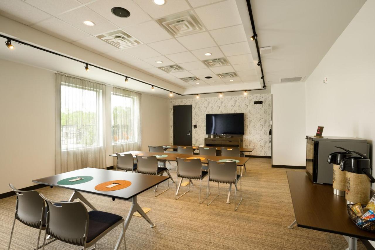 Aloft Airport Hotel