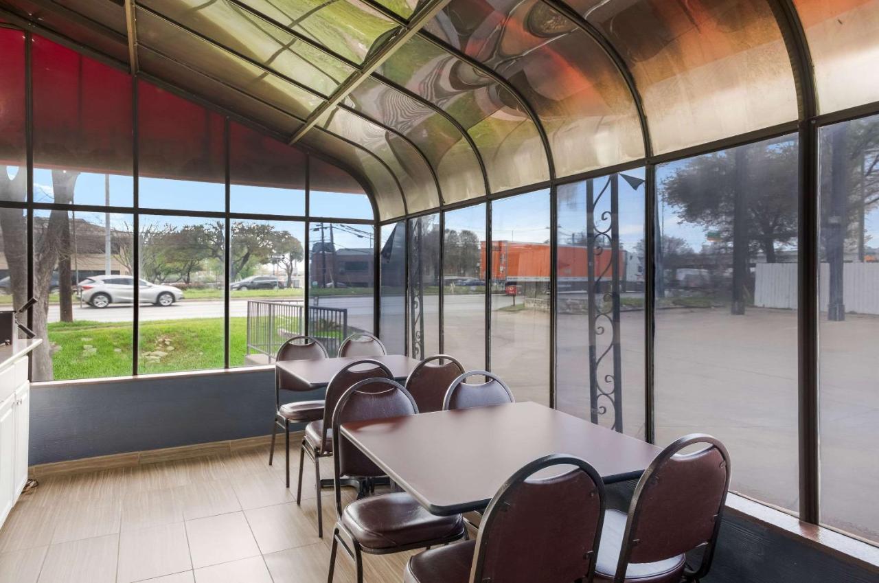 Econo Near The Domain - The Arboretum * Austin