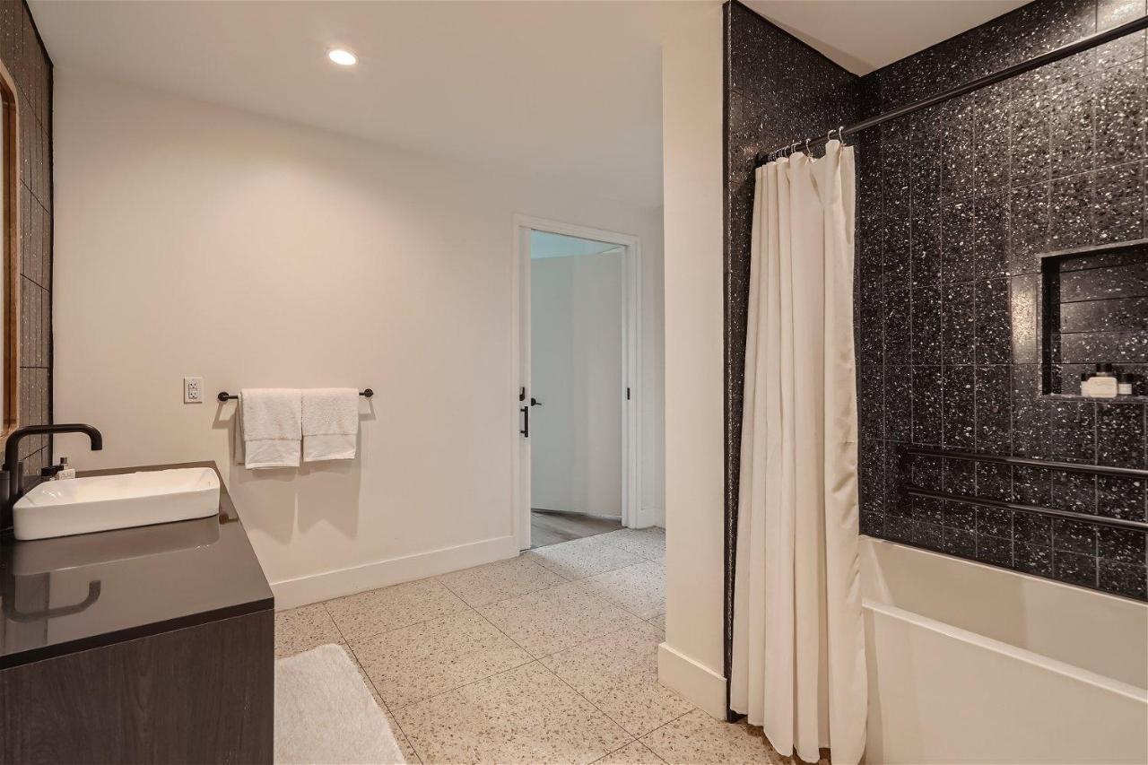 Modern Spacious Downtown - Pool - Kitchen Austin