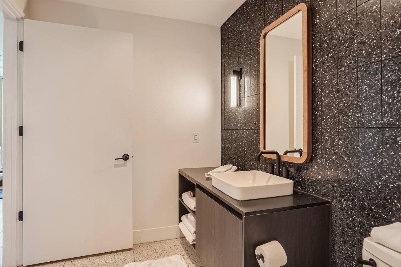 Modern Spacious Downtown - Pool - Kitchen Holiday home Austin