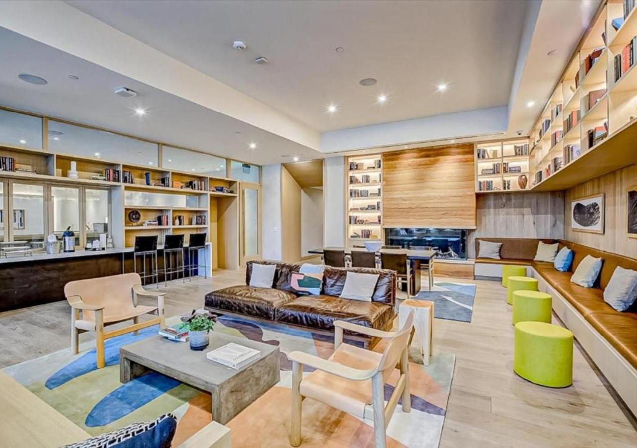 Modern Spacious Downtown - Pool - Kitchen