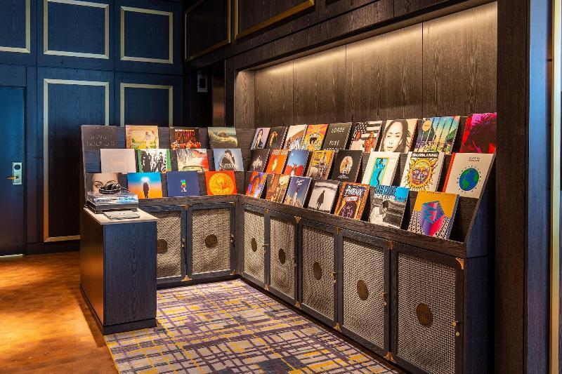 The Otis Austin, Autograph Collection 4*