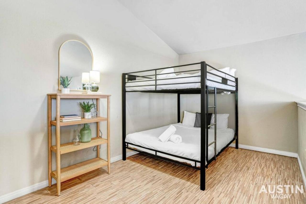 West Campus Oasis 2 Apts Accommodating 14 Guests *