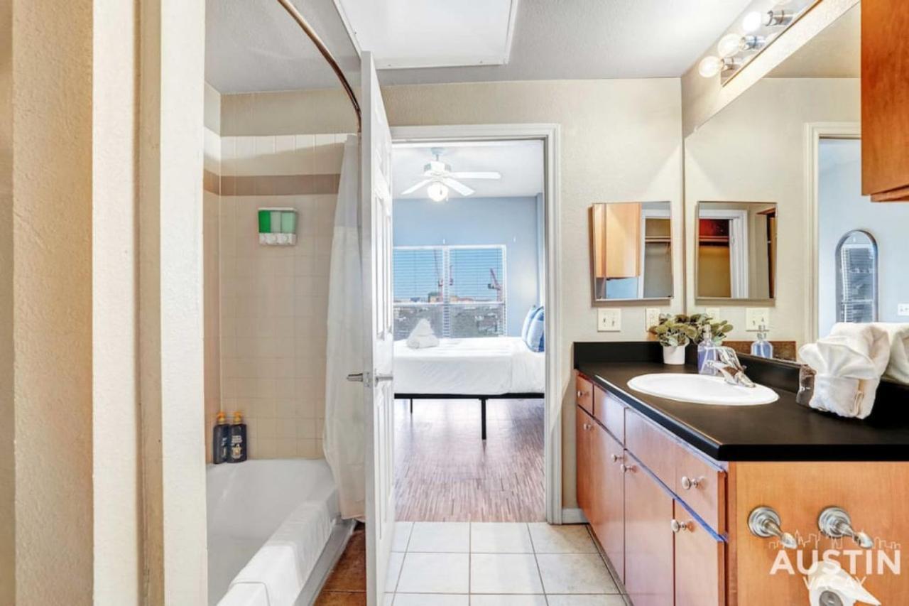 West Campus Oasis 2 Apts Accommodating 14 Guests *
