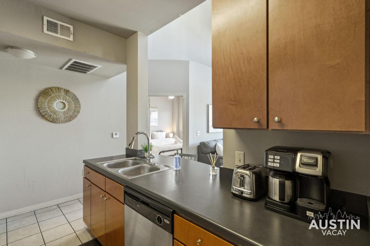 West Campus Oasis 2 Apts Accommodating 14 Guests Austin