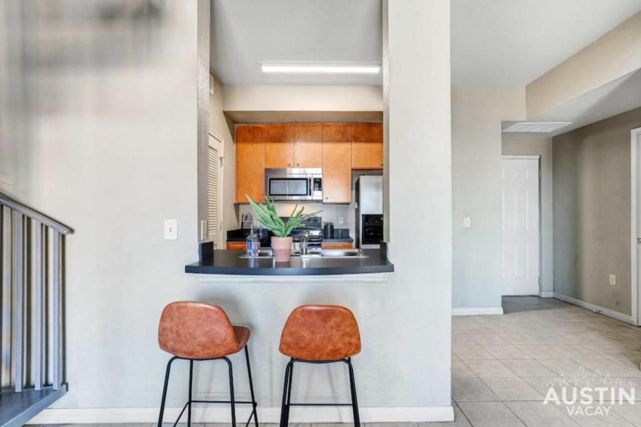 West Campus Oasis 2 Apts Accommodating 14 Guests * Austin