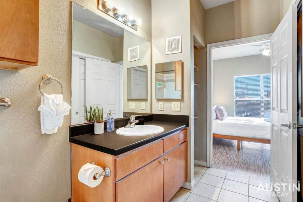 West Campus Oasis 2 Apts Accommodating 14 Guests Apartment Austin