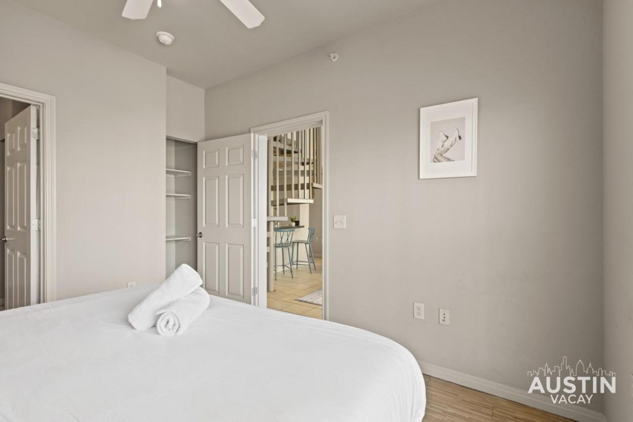West Campus Oasis 2 Apts Accommodating 14 Guests Austin