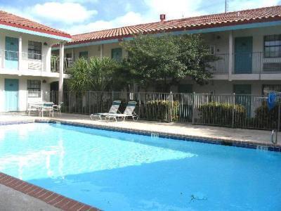 Super 8 By Wyndham South I-35 Hotel