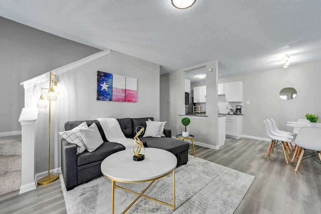 Spacious 3b/3bath W/ Gym, Free Parking, 1g Wi-fi Austin