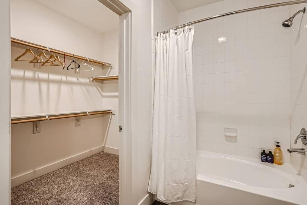 Apartment Luxury - Spacious 2bd 2ba, In Domain *