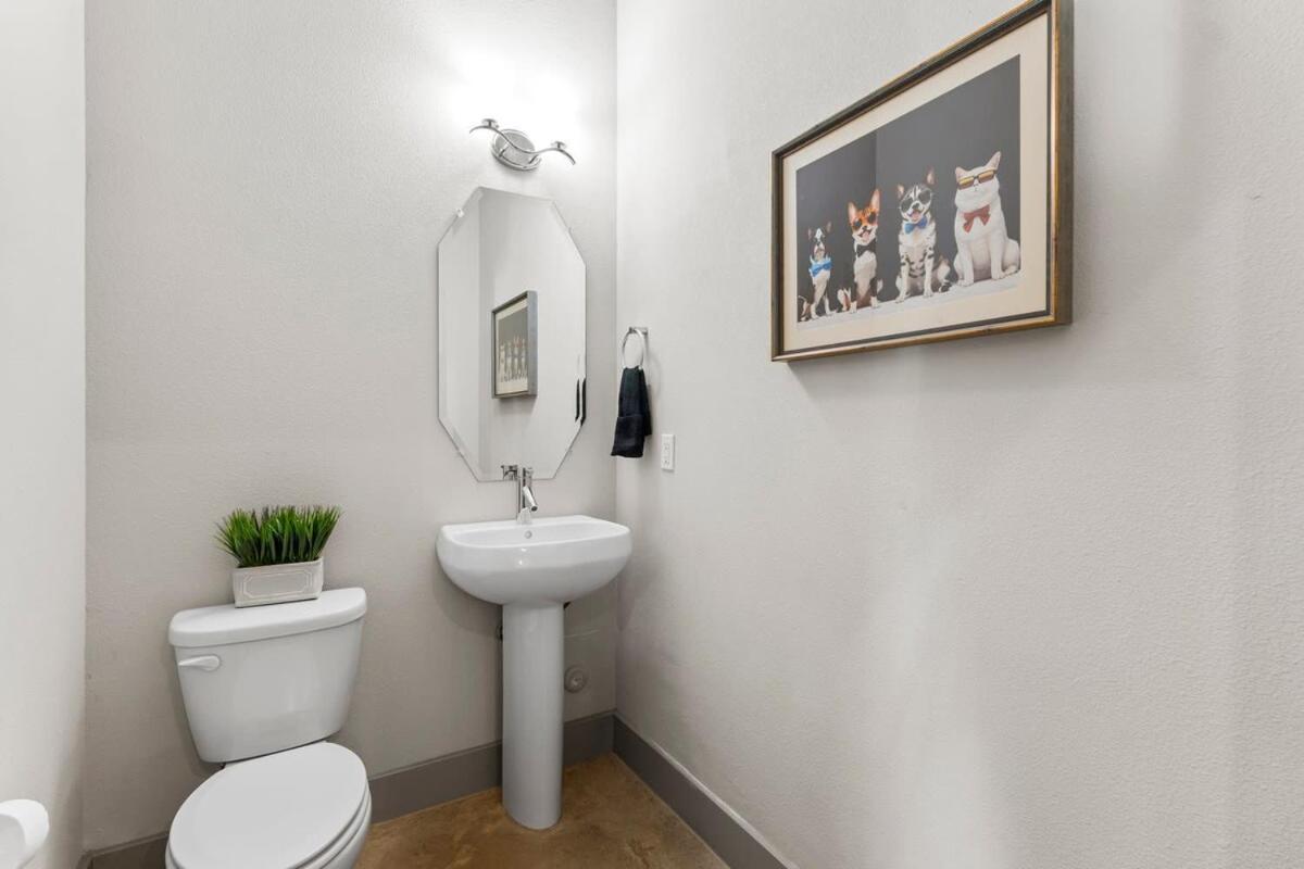 Chic & Homey 3-br Close To Downtown Heart Of 704 Holiday home