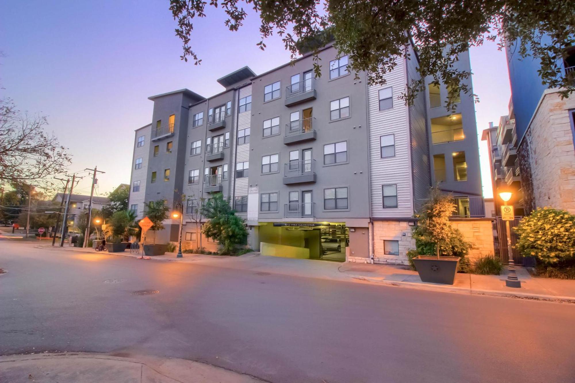 4br Townhome + Walk To West Campus Austin