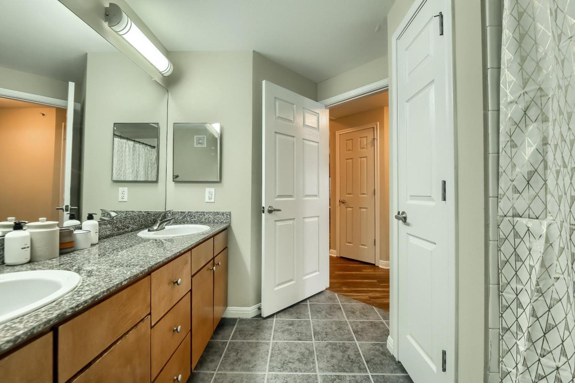 4br Townhome + Walk To West Campus