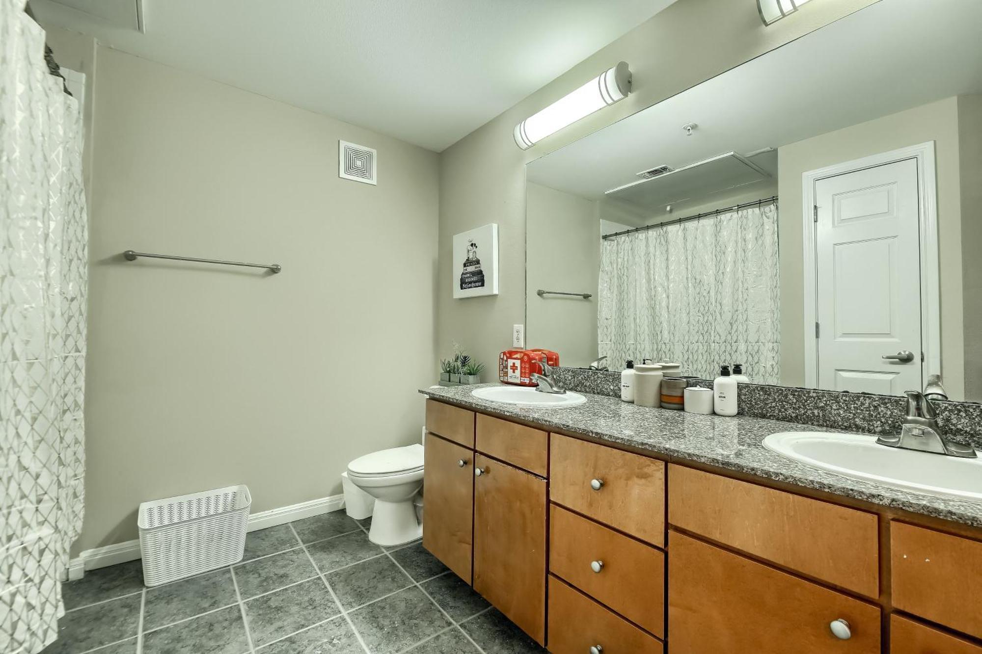 4br Townhome + Walk To West Campus Apartment *