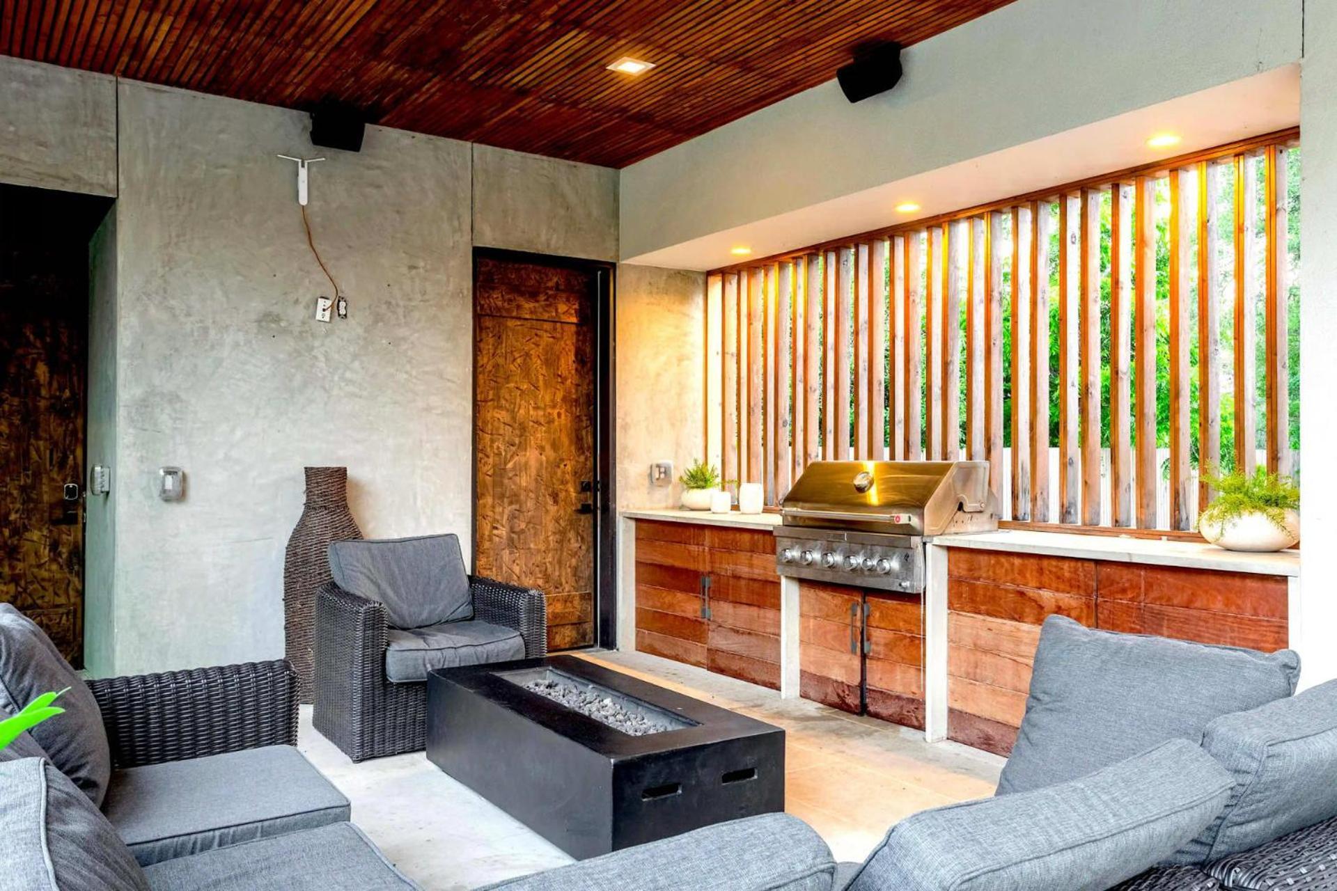 Eastside Mansion & Pool Rainey St - 7 Min Drive Holiday home
