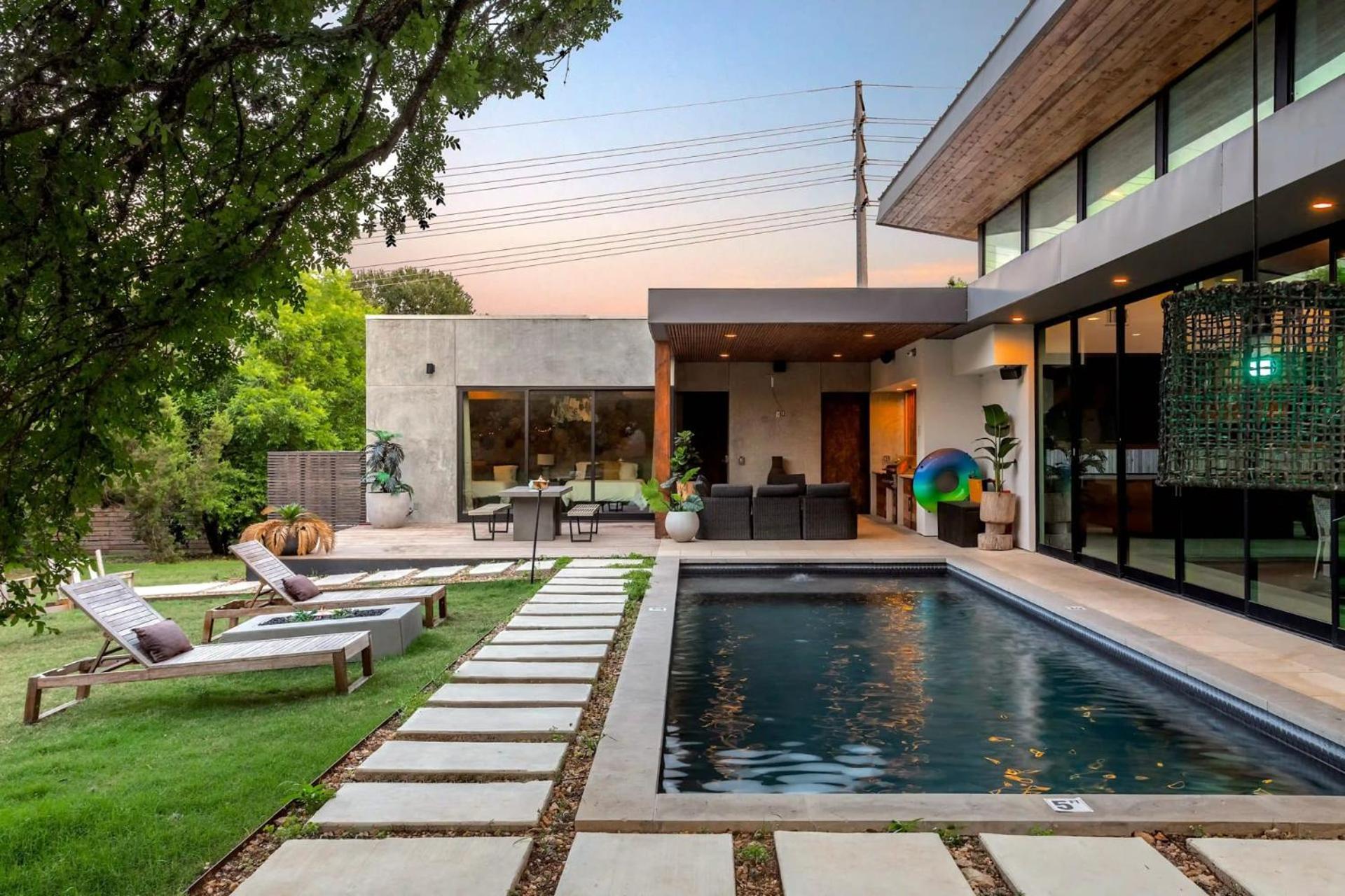 Eastside Mansion & Pool Rainey St - 7 Min Drive