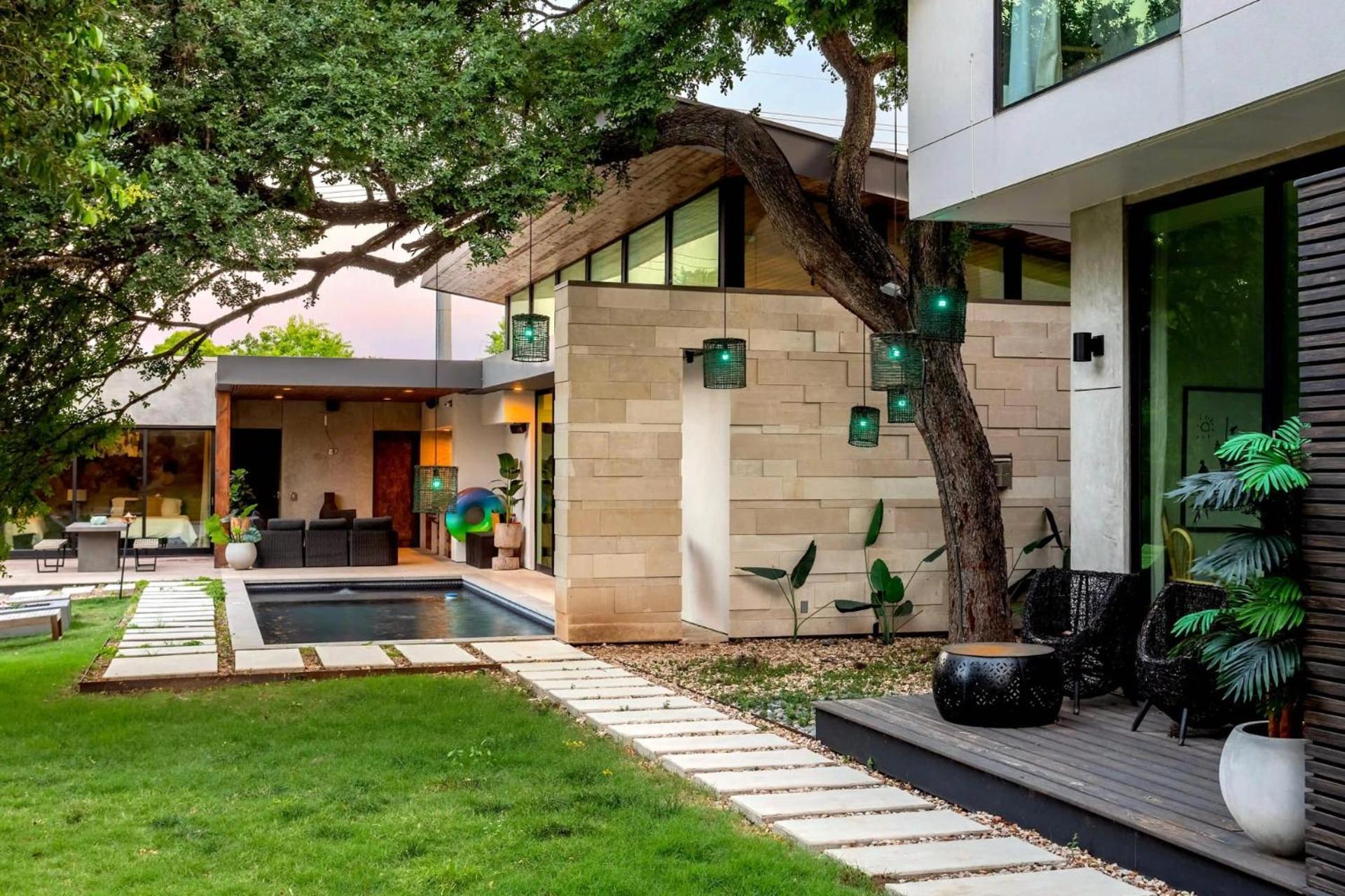 Eastside Mansion & Pool Rainey St - 7 Min Drive Holiday home Austin