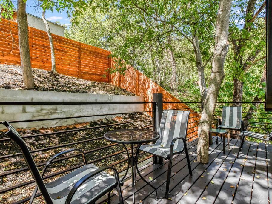 Tiny House-sleeps 4-kitchen-washer/dryer-patio Holiday home Austin