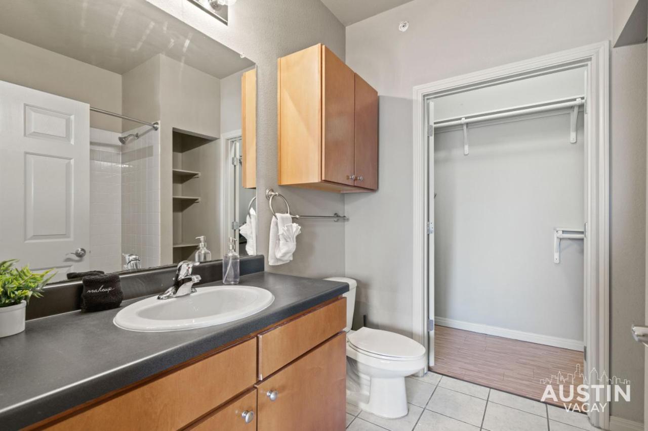 West Campus Oasis 2 Apts Accommodating 14 Guests * Austin