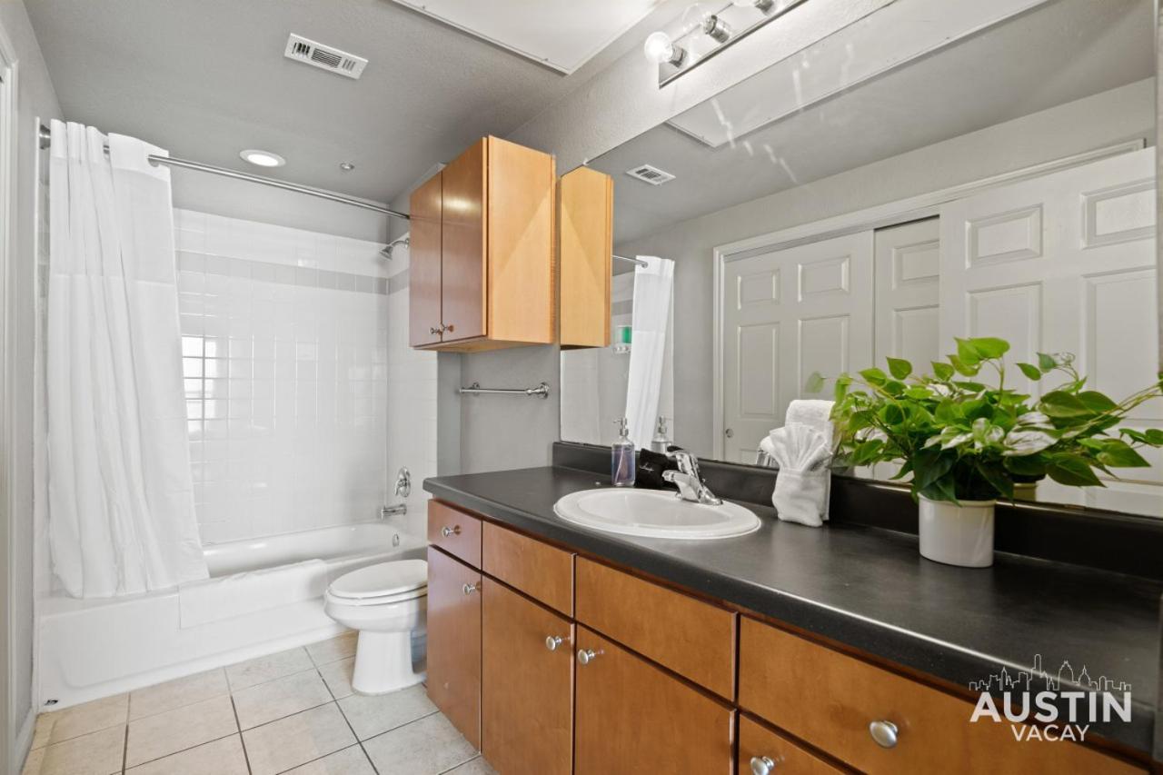 West Campus Oasis 2 Apts Accommodating 14 Guests Austin