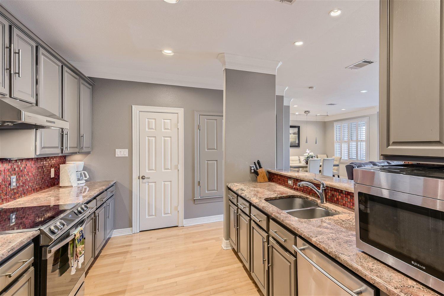 Holiday home Experience + 3 Bedroom + 5 Mins To Downtown!