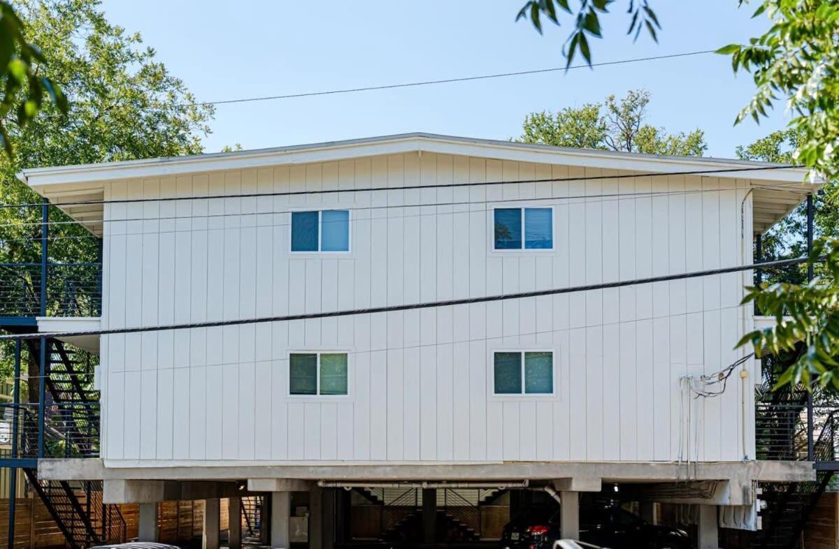 Apartment The Modern I Sleep 5 I Close To Downtown I Roku Tv
