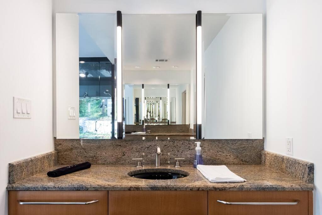 Contemporary Estate Near Downtown *