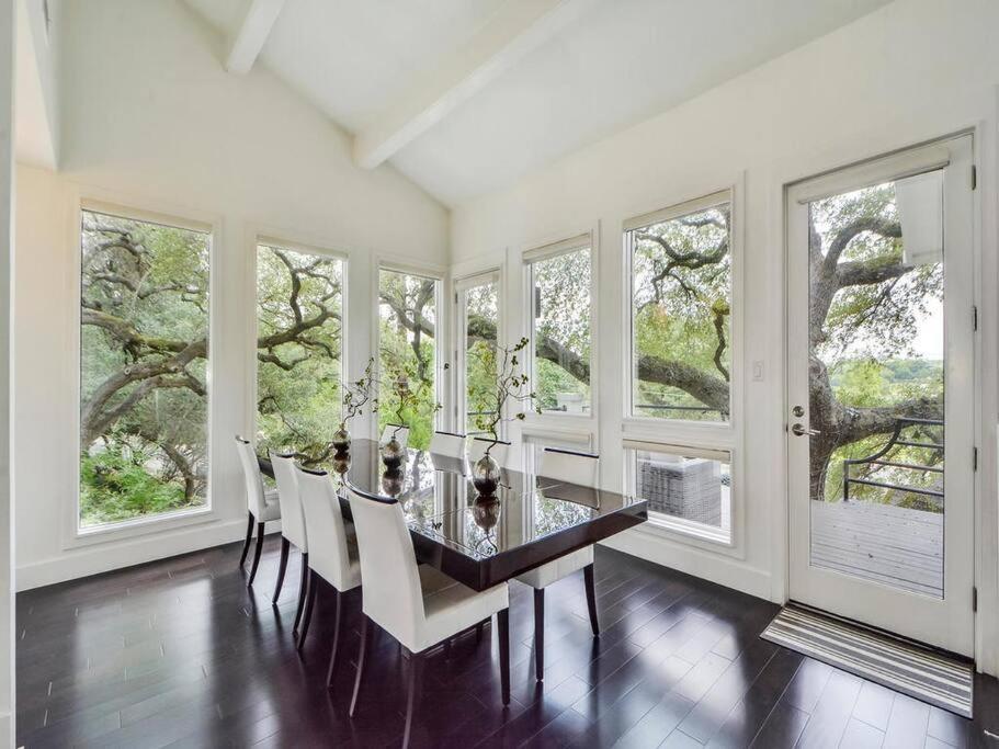 Contemporary Estate Near Downtown Villa *