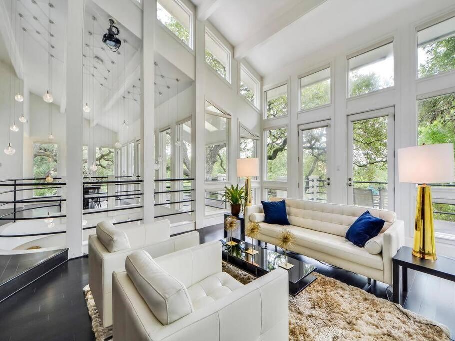 Contemporary Estate Near Downtown *