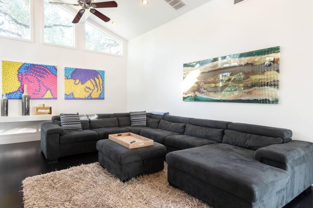 Contemporary Estate Near Downtown *
