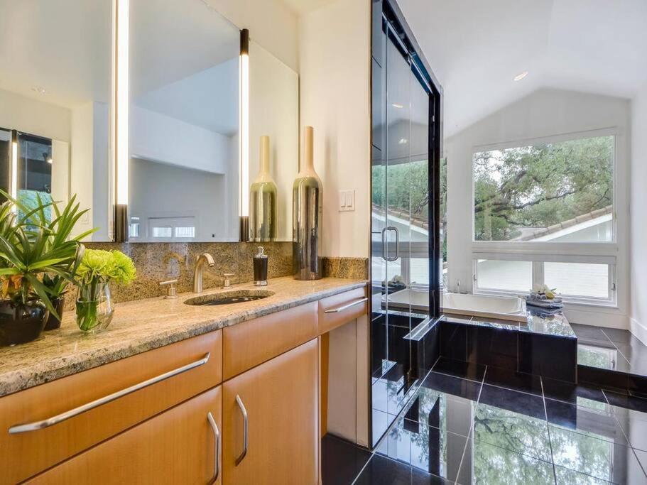 Contemporary Estate Near Downtown Villa Austin