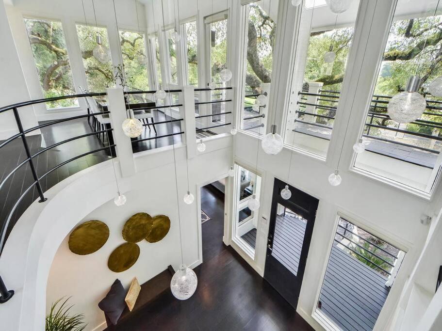 Contemporary Estate Near Downtown Villa *