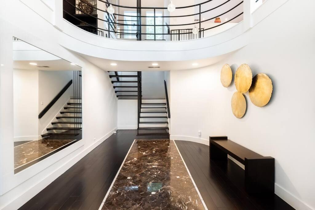 Contemporary Estate Near Downtown *